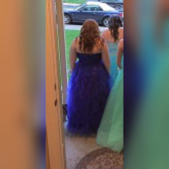 Beautiful prom dress - Picture 3 of 4